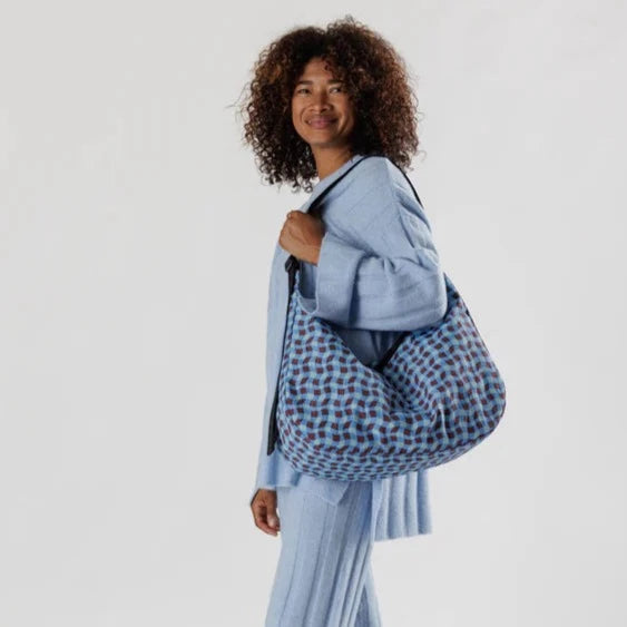 Grand sac en nylon Baggu en forme de croissant à carreaux ondulés bleus